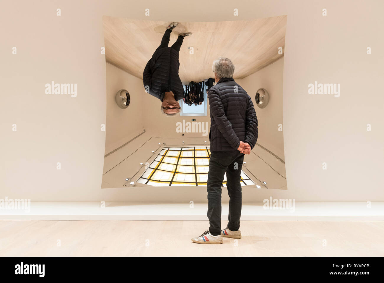 Londra, Regno Unito. Il 13 marzo 2019. Anish Kapoor comporta per il media accanto al suo lavoro "Untitled", 2018. Photocall per il lancio di una mostra personale di Anish Kapoor, presso il restaurato Pitzhanger Manor e Galleria a Ealing. La mostra viene eseguito il 16 marzo e il 18 agosto 2019. Credito: Stephen Chung / Alamy Live News Foto Stock