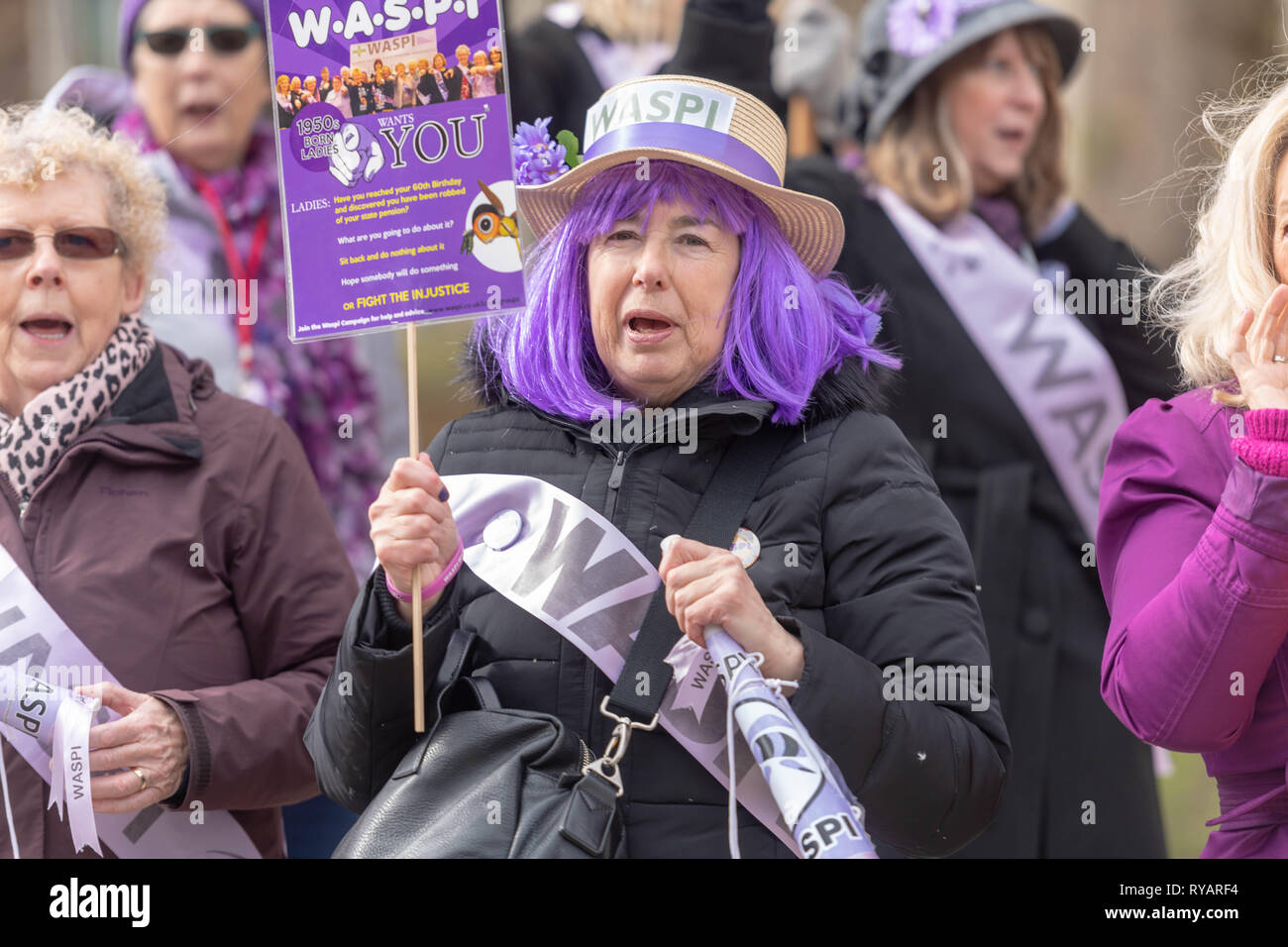 Londra 13 marzo 2019 Donne contro la pensione statale Inequlity (WASPI) protestare al di fuori della Camera dei comuni sulla dichiarazione di primavera giorno circa lo spostamento dell'età pensionabile da 60 a 66 per introdurre la parità tra il maschio e la femmina di credito pensioni: Ian Davidson/Alamy Live News Foto Stock