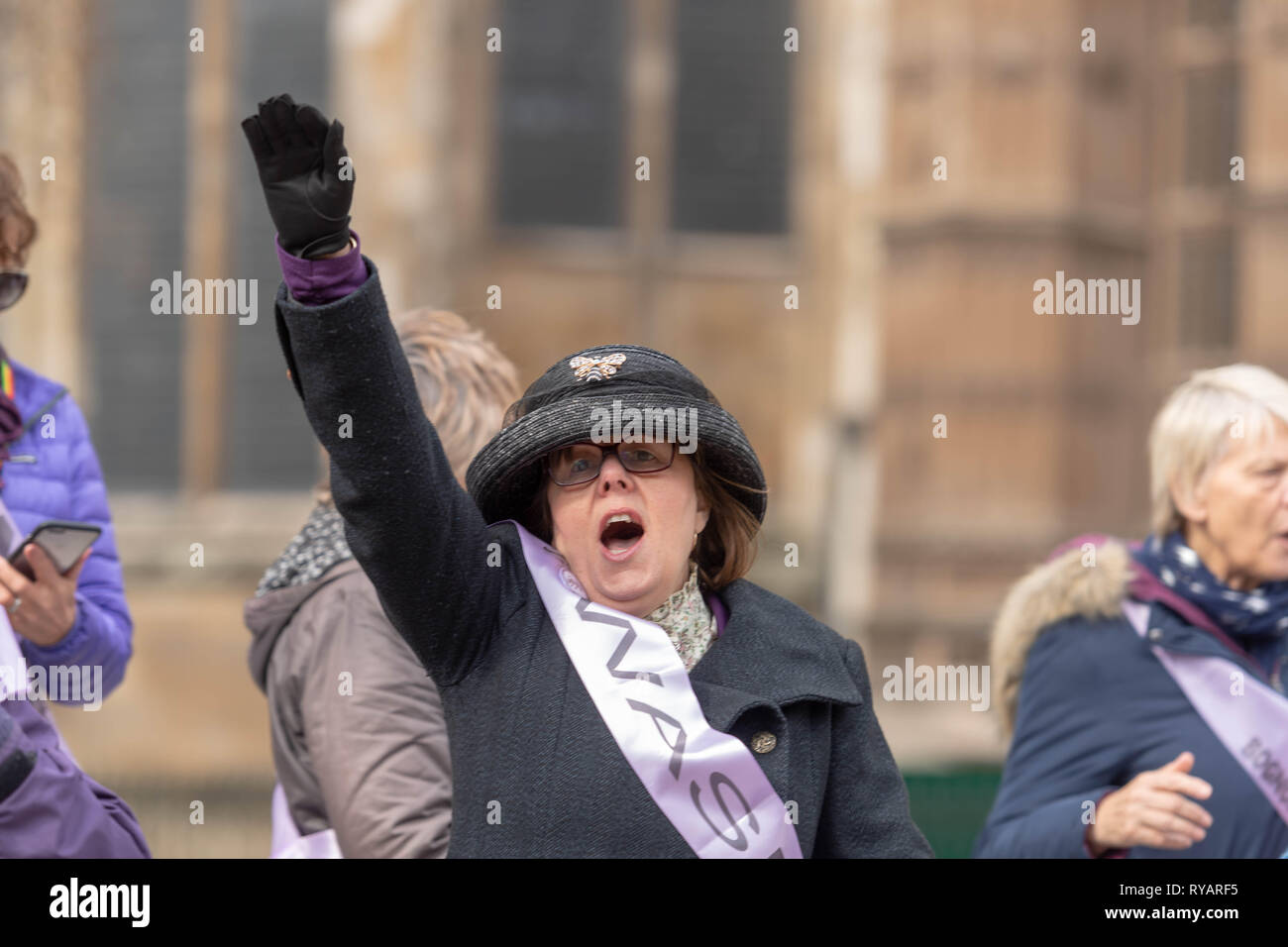 Londra 13 marzo 2019 Donne contro la pensione statale Inequlity (WASPI) protestare al di fuori della Camera dei comuni sulla dichiarazione di primavera giorno circa lo spostamento dell'età pensionabile da 60 a 66 per introdurre la parità tra il maschio e la femmina di credito pensioni: Ian Davidson/Alamy Live News Foto Stock
