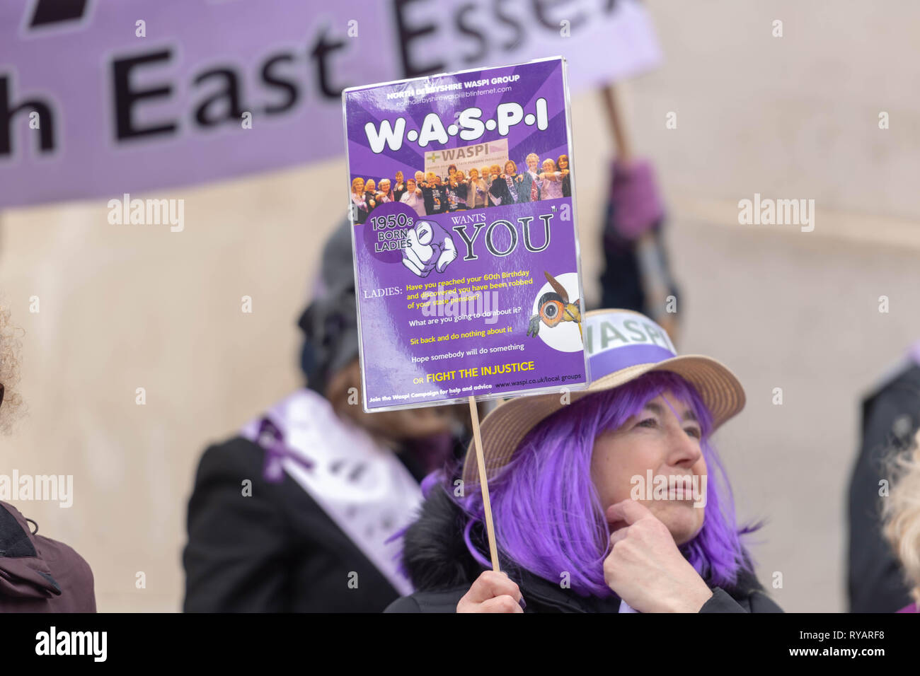 Londra 13 marzo 2019 Donne contro la pensione statale Inequlity (WASPI) protestare al di fuori della Camera dei comuni sulla dichiarazione di primavera giorno circa lo spostamento dell'età pensionabile da 60 a 66 per introdurre la parità tra il maschio e la femmina di credito pensioni: Ian Davidson/Alamy Live News Foto Stock