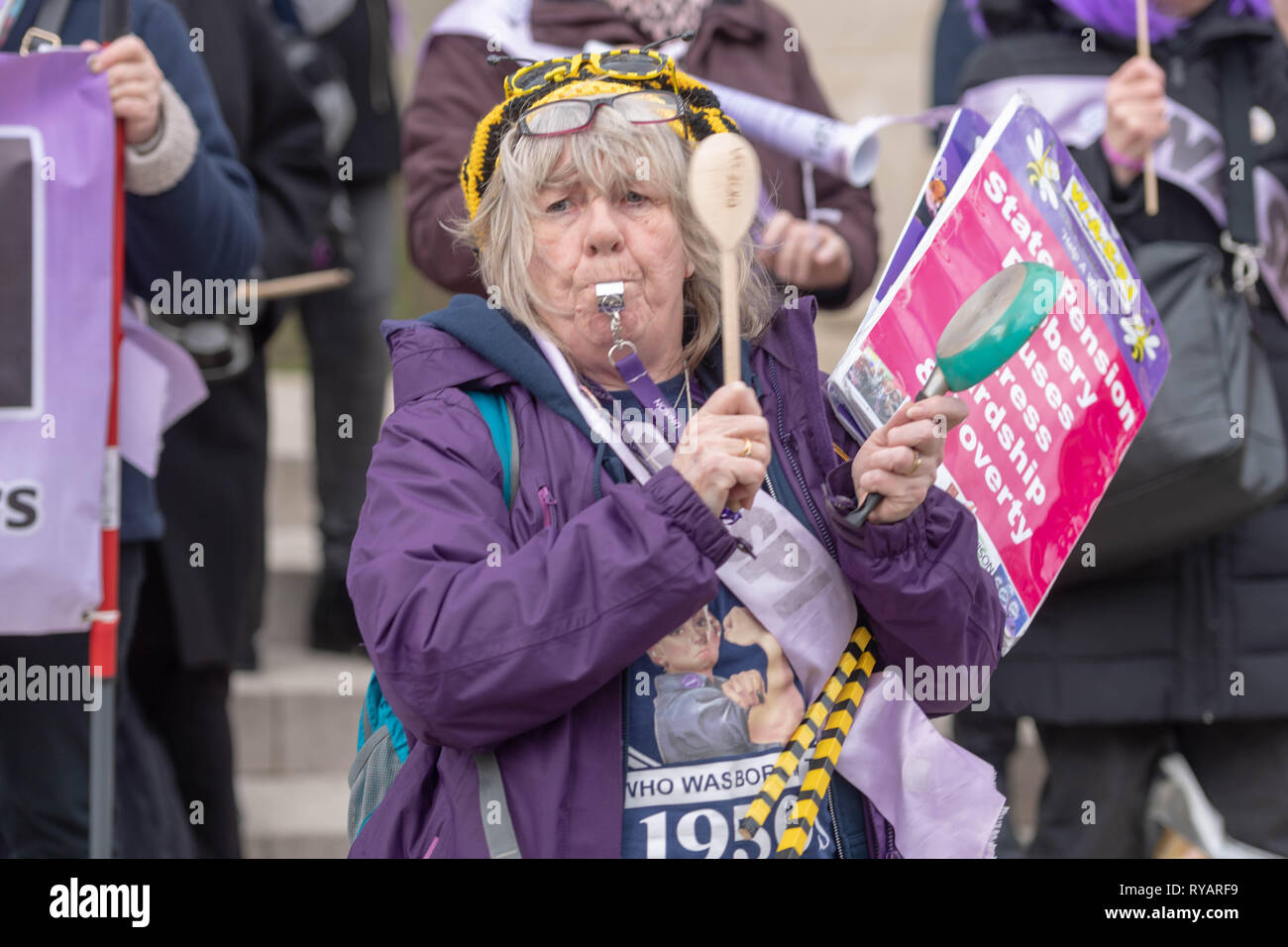 Londra 13 marzo 2019 Donne contro la pensione statale Inequlity (WASPI) protestare al di fuori della Camera dei comuni sulla dichiarazione di primavera giorno circa lo spostamento dell'età pensionabile da 60 a 66 per introdurre la parità tra il maschio e la femmina di credito pensioni: Ian Davidson/Alamy Live News Foto Stock