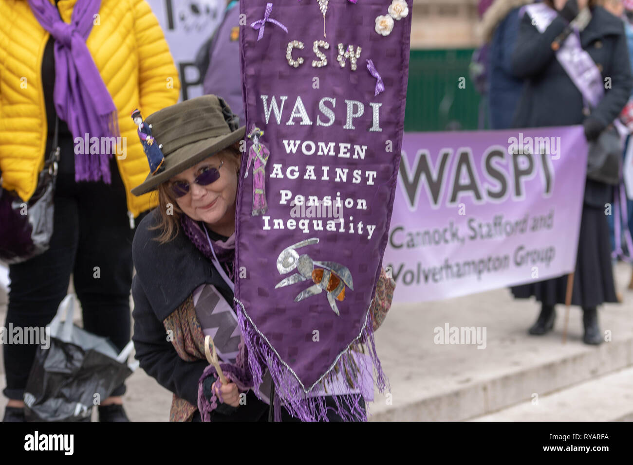 Londra 13 marzo 2019 Donne contro la pensione statale Inequlity (WASPI) protestare al di fuori della Camera dei comuni sulla dichiarazione di primavera giorno circa lo spostamento dell'età pensionabile da 60 a 66 per introdurre la parità tra il maschio e la femmina di credito pensioni: Ian Davidson/Alamy Live News Foto Stock