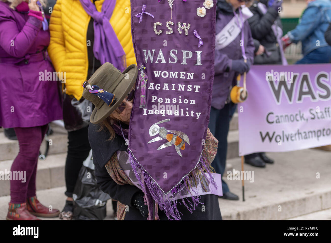 Londra 13 marzo 2019 Donne contro la pensione statale Inequlity (WASPI) protestare al di fuori della Camera dei comuni sulla dichiarazione di primavera giorno circa lo spostamento dell'età pensionabile da 60 a 66 per introdurre la parità tra il maschio e la femmina di credito pensioni: Ian Davidson/Alamy Live News Foto Stock
