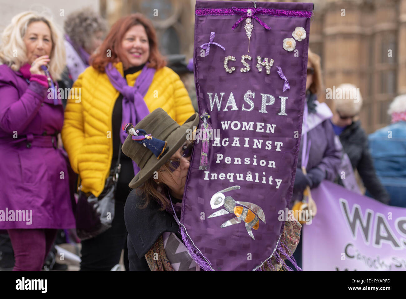 Londra 13 marzo 2019 Donne contro la pensione statale Inequlity (WASPI) protestare al di fuori della Camera dei comuni sulla dichiarazione di primavera giorno circa lo spostamento dell'età pensionabile da 60 a 66 per introdurre la parità tra il maschio e la femmina di credito pensioni: Ian Davidson/Alamy Live News Foto Stock