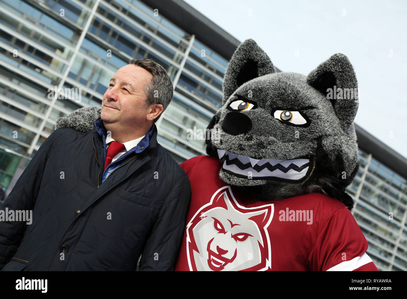 Riga, Lettonia. 13 Mar, 2019. Nuovo allenatore della nazionale lettone football team Slavisa Stojanovic (L) pone con il lettone nazionale di calcio Mascotte in Riga, Lettonia, 13 marzo 2019. Credito: Edijs Palens/Xinhua/Alamy Live News Foto Stock