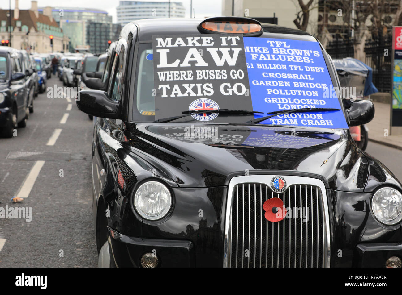 Westminster, Londra, Regno Unito, 13 Mar 2019. Black Cab Sciopero autotrasportatori ancora una volta in Westminster, bloccare diverse strade attorno a Westminster Bridge, la piazza del Parlamento e di Whitehall a protestare per ostacolare le restrizioni per i loro diritti di guidare nella corsia di circolazione degli autobus. Credito: Imageplotter/Alamy Live News Foto Stock