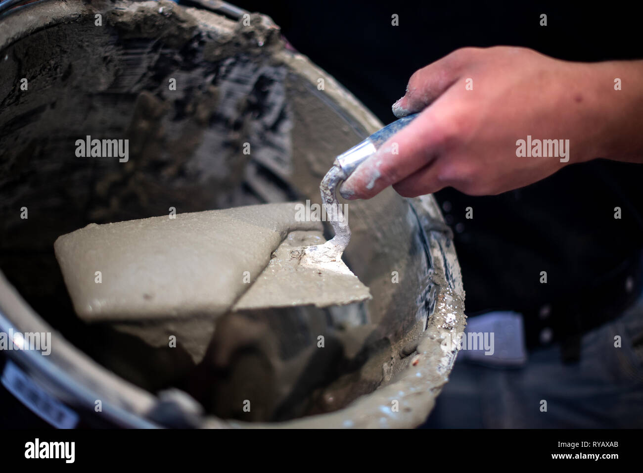 13 marzo 2019, il Land della Baviera, München: cemento viene elaborato a livello internazionale fiera artigianale. La mostra è considerata come la fiera leader per il commercio specializzato. Essa avrà luogo dal 13 - 17.03.2019. Foto: Sina Schuldt/dpa Foto Stock