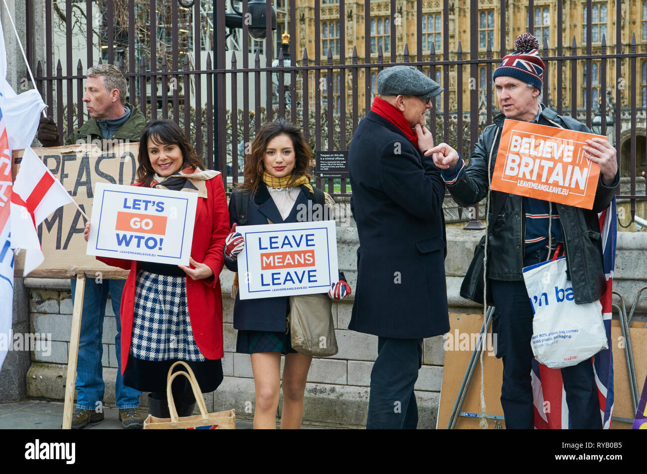 Pro Brexit manifestanti con striscioni al di fuori del Palazzo di Westminster il 13 marzo 2019 Foto Stock