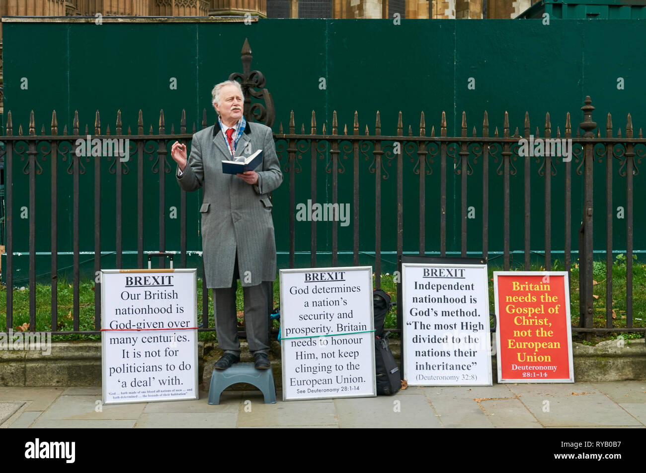 Pro Brexit predicatore al di fuori del Palazzo di Westminster il 13 marzo 2019, il giorno dopo un'altra sconfitta per il primo ministro sulla sua proposta di Brexit trattativa per il Regno Unito Foto Stock