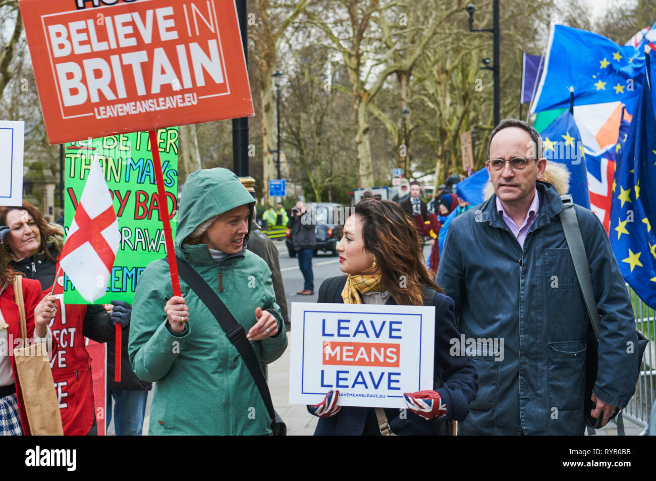 Pro Brexit manifestanti al di fuori del Palazzo di Westminster il 13 marzo 2019, dopo la sconfitta di Theresa Maggio Brexit del piano in parlamento il 12 marzo Foto Stock