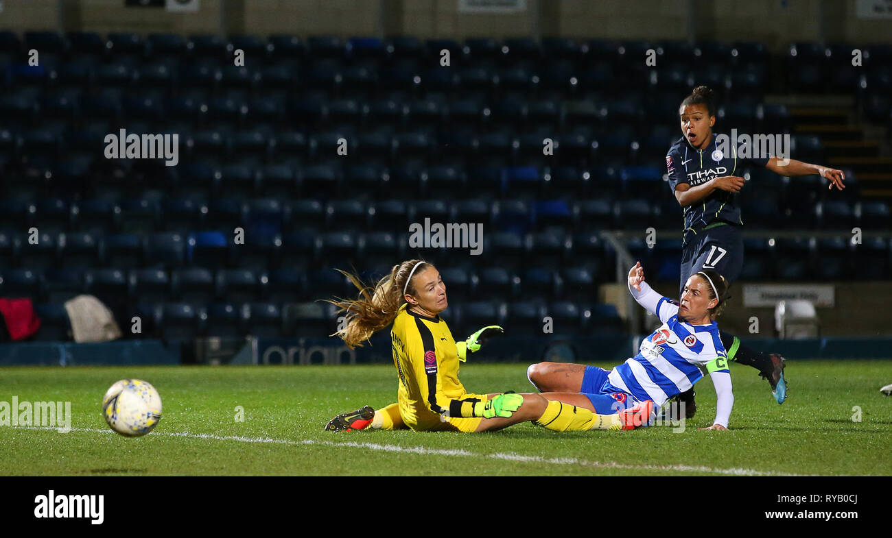 High Wycombe, Bucks, Regno Unito. 13 Mar, 2019. Nikita Parris del Manchester City i punteggi per renderlo 1-1 durante la donna Super League match tra Reading FC donne e Manchester City Le donne presso Adams Park, High Wycombe, in Inghilterra il 13 marzo 2019. Solo uso editoriale Credito: Paolo Terry foto/Alamy Live News Foto Stock