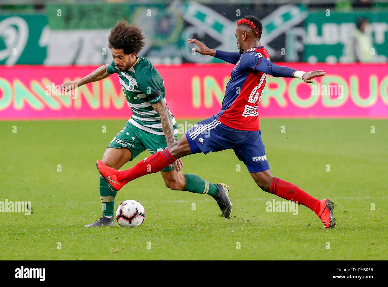 Budapest, Ungheria. 13 Mar, 2019. BUDAPEST, Ungheria - 13 Marzo: (r-l) Stopira di MOL Vidi FC sfide Isael da Silva Barbosa di Ferencvarosi TC durante la Coppa ungherese Round di 8 prima gamba match tra Ferencvarosi TC e MOL Vidi FC a Groupama Arena sul marzo 13, 2019 a Budapest, Ungheria. Credito: Laszlo Szirtesi/Alamy Live News Foto Stock