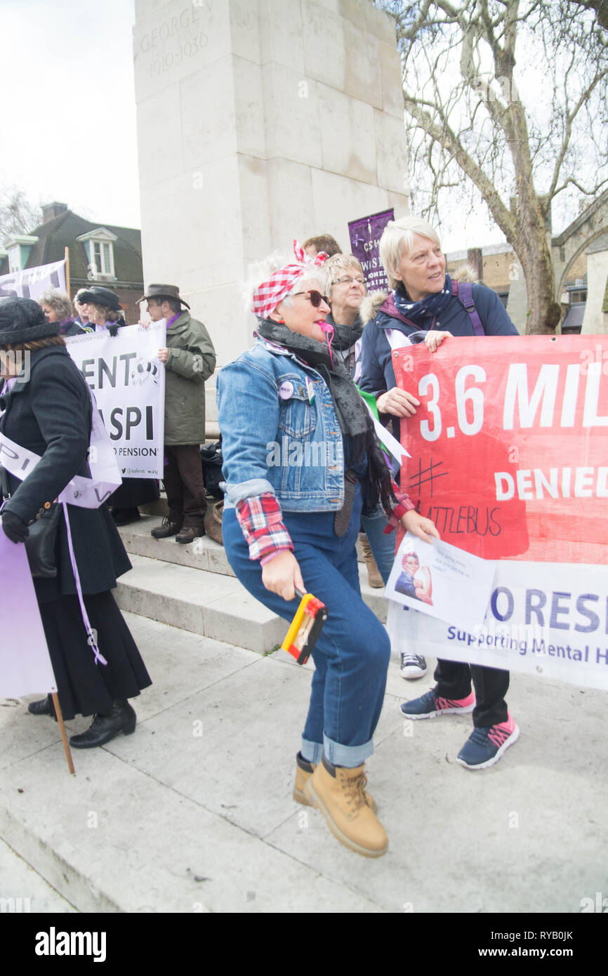 Londra, Regno Unito. 13 Mar, 2019. Mercoledì 13 marzo 1pm palazzo vecchio cantiere Westminster London UK . ,Membri della campagna Waspi ha ricordato il bilancio cancellieri delle pensioni mancanti e deficit su assicurazione nazionale dal 2014 , quando dwp ministro Ian Duncan Smith fatto decisioni così drastiche e cambiamenti da allora egli stato impenitenti anche al rifiuto di incontrare i gruppi oltre le preoccupazioni, anche di essere citato come dicendo ignorarli essi andare via presto o tardi.) ? Per un pubblico nominato ministro questo era un arrogante e osservazione frivole che nega le conseguenze del suo agire. Credito: Philip Robins/Alamy Foto Stock