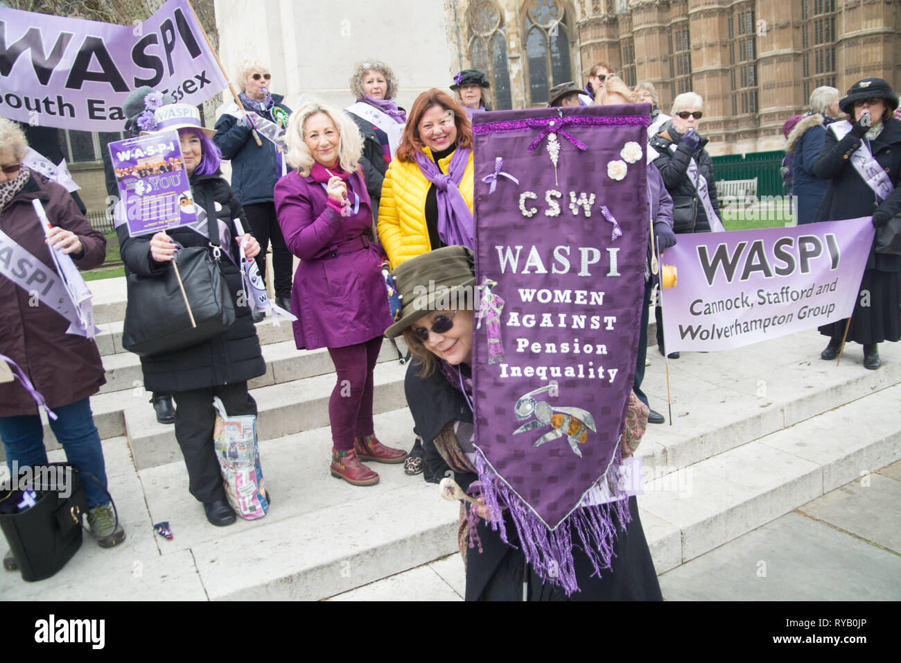 Londra, Regno Unito. 13 Mar, 2019. Mercoledì 13 marzo 1pm palazzo vecchio cantiere Westminster London UK . ,Membri della campagna Waspi ha ricordato il bilancio cancellieri delle pensioni mancanti e deficit su assicurazione nazionale dal 2014 , quando dwp ministro Ian Duncan Smith fatto decisioni così drastiche e cambiamenti da allora egli stato impenitenti anche al rifiuto di incontrare i gruppi oltre le preoccupazioni, anche di essere citato come dicendo ignorarli essi andare via presto o tardi.) ? Per un pubblico nominato ministro questo era un arrogante e osservazione frivole che nega le conseguenze del suo agire. Credito: Philip Robins/Alamy Foto Stock