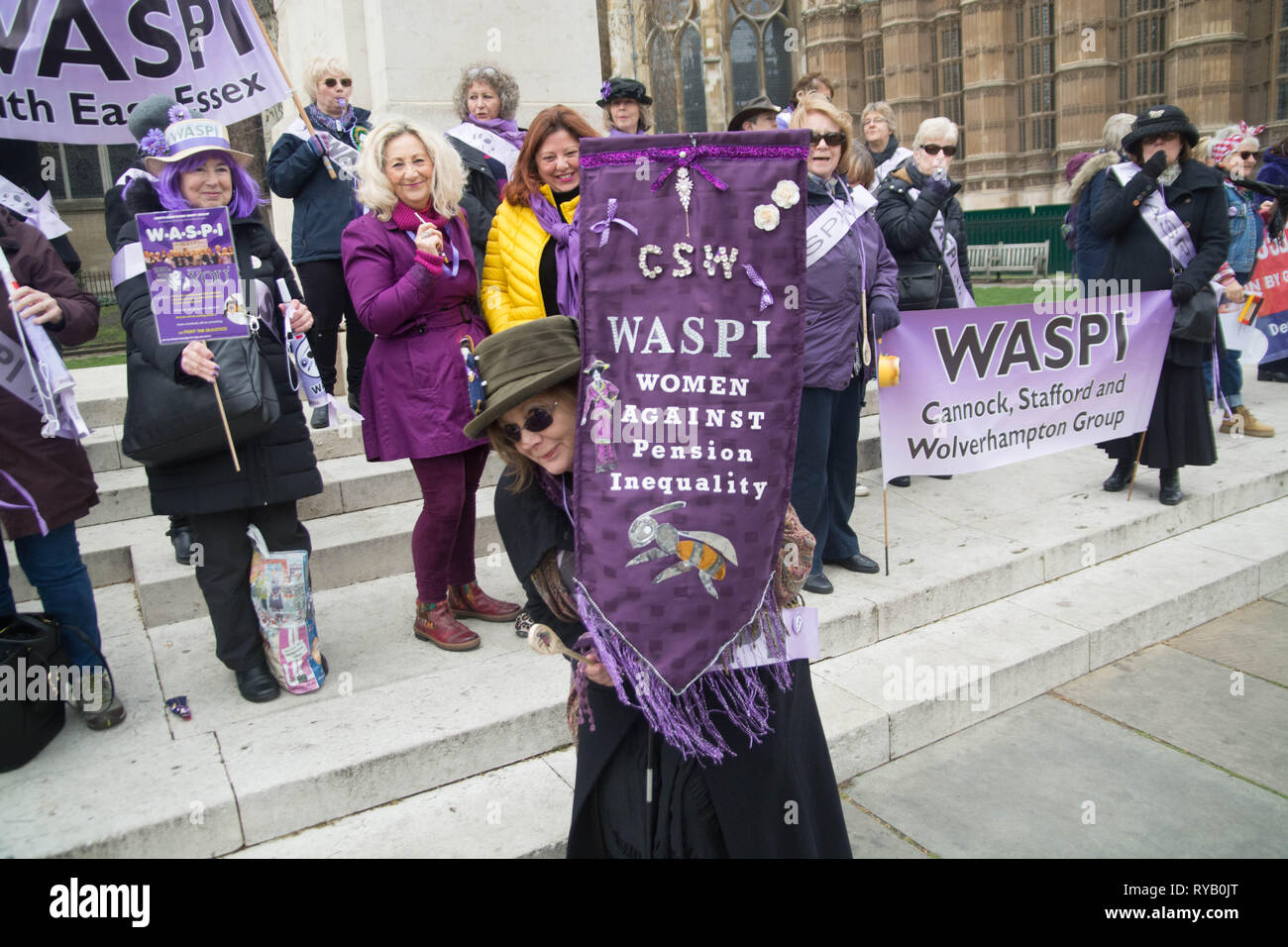 Londra, Regno Unito. 13 Mar, 2019. Mercoledì 13 marzo 1pm palazzo vecchio cantiere Westminster London UK . ,Membri della campagna Waspi ha ricordato il bilancio cancellieri delle pensioni mancanti e deficit su assicurazione nazionale dal 2014 , quando dwp ministro Ian Duncan Smith fatto decisioni così drastiche e cambiamenti da allora egli stato impenitenti anche al rifiuto di incontrare i gruppi oltre le preoccupazioni, anche di essere citato come dicendo ignorarli essi andare via presto o tardi.) ? Per un pubblico nominato ministro questo era un arrogante e osservazione frivole che nega le conseguenze del suo agire. Credito: Philip Robins/Alamy Foto Stock