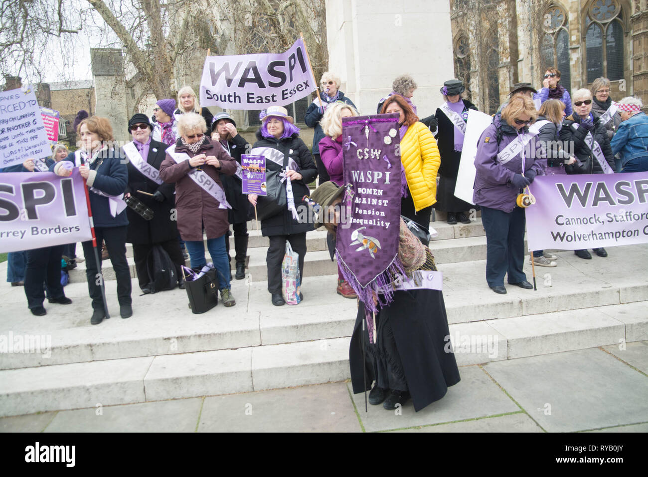 Londra, Regno Unito. 13 Mar, 2019. Mercoledì 13 marzo 1pm palazzo vecchio cantiere Westminster London UK . ,Membri della campagna Waspi ha ricordato il bilancio cancellieri delle pensioni mancanti e deficit su assicurazione nazionale dal 2014 , quando dwp ministro Ian Duncan Smith fatto decisioni così drastiche e cambiamenti da allora egli stato impenitenti anche al rifiuto di incontrare i gruppi oltre le preoccupazioni, anche di essere citato come dicendo ignorarli essi andare via presto o tardi.) ? Per un pubblico nominato ministro questo era un arrogante e osservazione frivole che nega le conseguenze del suo agire. Credito: Philip Robins/Alamy Foto Stock