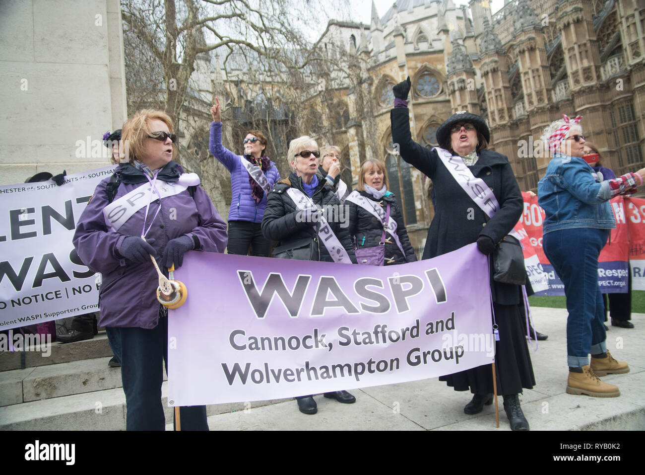 Londra, Regno Unito. 13 Mar, 2019. Mercoledì 13 marzo 1pm palazzo vecchio cantiere Westminster London UK . ,Membri della campagna Waspi ha ricordato il bilancio cancellieri delle pensioni mancanti e deficit su assicurazione nazionale dal 2014 , quando dwp ministro Ian Duncan Smith fatto decisioni così drastiche e cambiamenti da allora egli stato impenitenti anche al rifiuto di incontrare i gruppi oltre le preoccupazioni, anche di essere citato come dicendo ignorarli essi andare via presto o tardi.) ? Per un pubblico nominato ministro questo era un arrogante e osservazione frivole che nega le conseguenze del suo agire. Credito: Philip Robins/Alamy Foto Stock