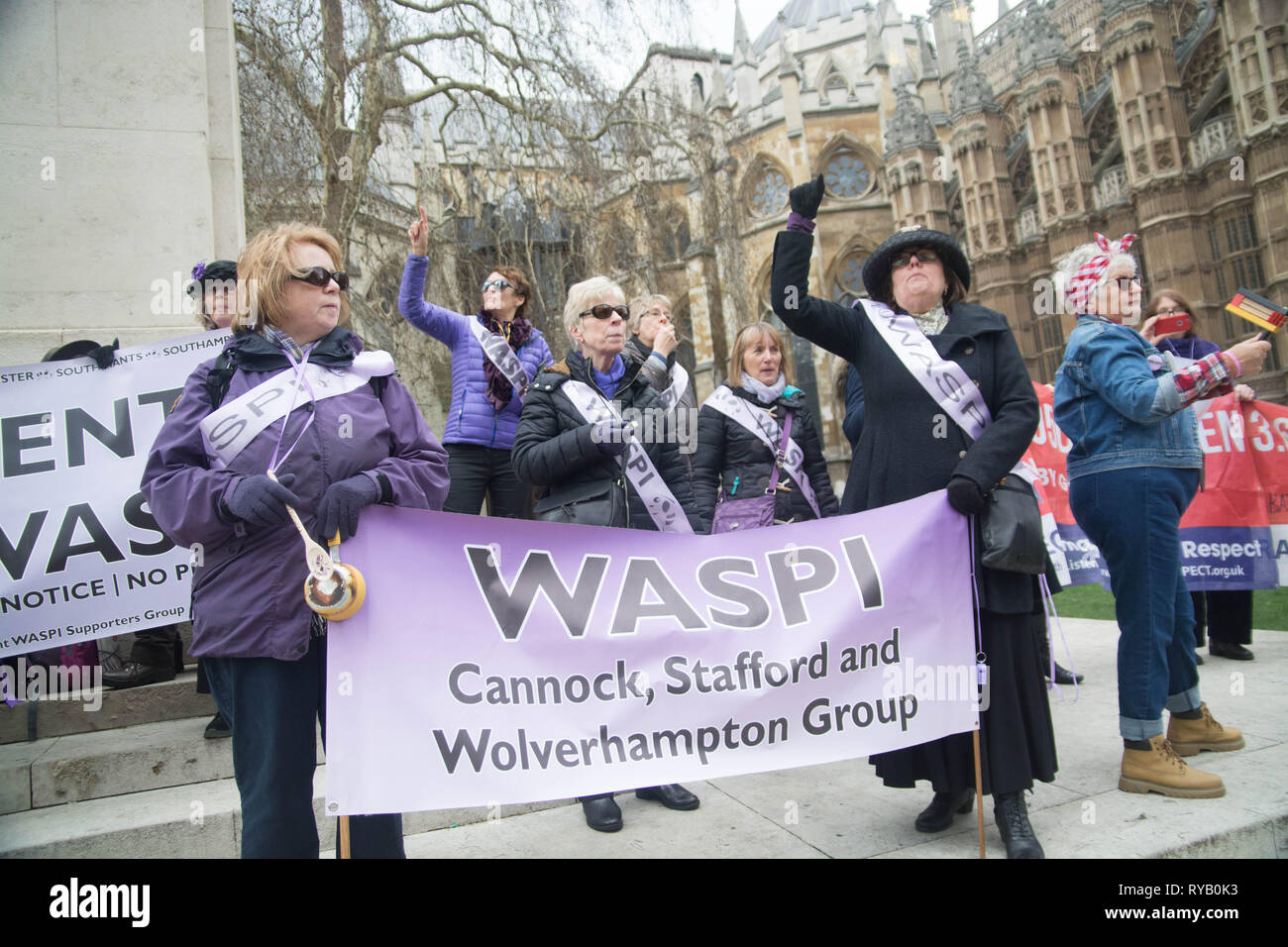 Londra, Regno Unito. 13 Mar, 2019. Mercoledì 13 marzo 1pm palazzo vecchio cantiere Westminster London UK . ,Membri della campagna Waspi ha ricordato il bilancio cancellieri delle pensioni mancanti e deficit su assicurazione nazionale dal 2014 , quando dwp ministro Ian Duncan Smith fatto decisioni così drastiche e cambiamenti da allora egli stato impenitenti anche al rifiuto di incontrare i gruppi oltre le preoccupazioni, anche di essere citato come dicendo ignorarli essi andare via presto o tardi.) ? Per un pubblico nominato ministro questo era un arrogante e osservazione frivole che nega le conseguenze del suo agire. Credito: Philip Robins/Alamy Foto Stock
