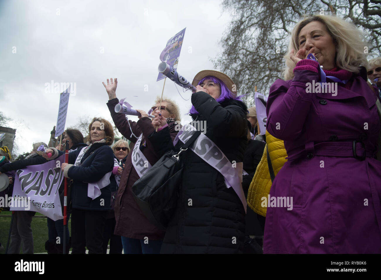 Londra, Regno Unito. 13 Mar, 2019. Mercoledì 13 marzo 1pm palazzo vecchio cantiere Westminster London UK . ,Membri della campagna Waspi ha ricordato il bilancio cancellieri delle pensioni mancanti e deficit su assicurazione nazionale dal 2014 , quando dwp ministro Ian Duncan Smith fatto decisioni così drastiche e cambiamenti da allora egli stato impenitenti anche al rifiuto di incontrare i gruppi oltre le preoccupazioni, anche di essere citato come dicendo ignorarli essi andare via presto o tardi.) ? Per un pubblico nominato ministro questo era un arrogante e osservazione frivole che nega le conseguenze del suo agire. Credito: Philip Robins/Alamy Foto Stock