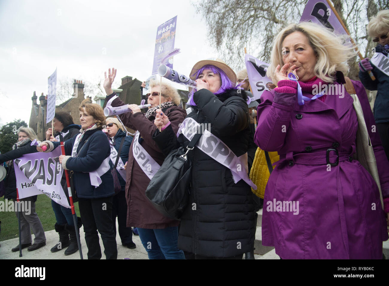 Londra, Regno Unito. 13 Mar, 2019. Mercoledì 13 marzo 1pm palazzo vecchio cantiere Westminster London UK . ,Membri della campagna Waspi ha ricordato il bilancio cancellieri delle pensioni mancanti e deficit su assicurazione nazionale dal 2014 , quando dwp ministro Ian Duncan Smith fatto decisioni così drastiche e cambiamenti da allora egli stato impenitenti anche al rifiuto di incontrare i gruppi oltre le preoccupazioni, anche di essere citato come dicendo ignorarli essi andare via presto o tardi.) ? Per un pubblico nominato ministro questo era un arrogante e osservazione frivole che nega le conseguenze del suo agire. Credito: Philip Robins/Alamy Foto Stock