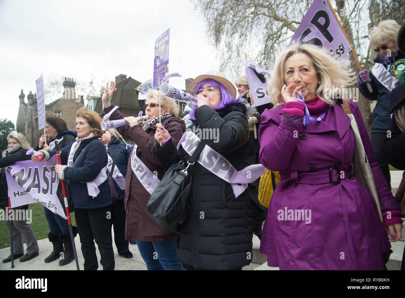 Londra, Regno Unito. 13 Mar, 2019. Mercoledì 13 marzo 1pm palazzo vecchio cantiere Westminster London UK . ,Membri della campagna Waspi ha ricordato il bilancio cancellieri delle pensioni mancanti e deficit su assicurazione nazionale dal 2014 , quando dwp ministro Ian Duncan Smith fatto decisioni così drastiche e cambiamenti da allora egli stato impenitenti anche al rifiuto di incontrare i gruppi oltre le preoccupazioni, anche di essere citato come dicendo ignorarli essi andare via presto o tardi.) ? Per un pubblico nominato ministro questo era un arrogante e osservazione frivole che nega le conseguenze del suo agire. Credito: Philip Robins/Alamy Foto Stock