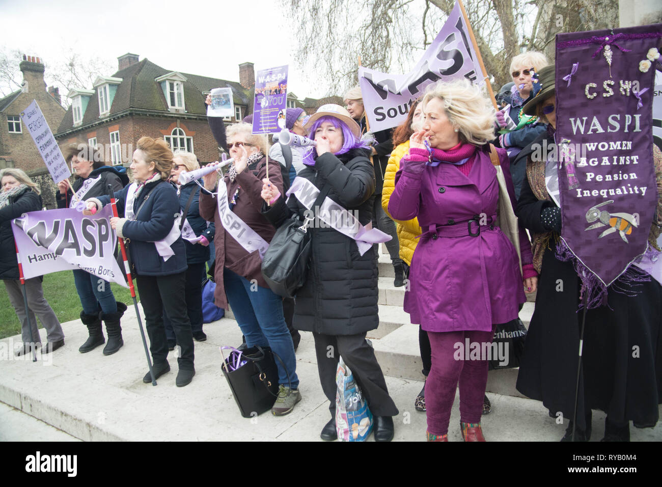 Londra, Regno Unito. 13 Mar, 2019. Mercoledì 13 marzo 1pm palazzo vecchio cantiere Westminster London UK . ,Membri della campagna Waspi ha ricordato il bilancio cancellieri delle pensioni mancanti e deficit su assicurazione nazionale dal 2014 , quando dwp ministro Ian Duncan Smith fatto decisioni così drastiche e cambiamenti da allora egli stato impenitenti anche al rifiuto di incontrare i gruppi oltre le preoccupazioni, anche di essere citato come dicendo ignorarli essi andare via presto o tardi.) ? Per un pubblico nominato ministro questo era un arrogante e osservazione frivole che nega le conseguenze del suo agire. Credito: Philip Robins/Alamy Foto Stock