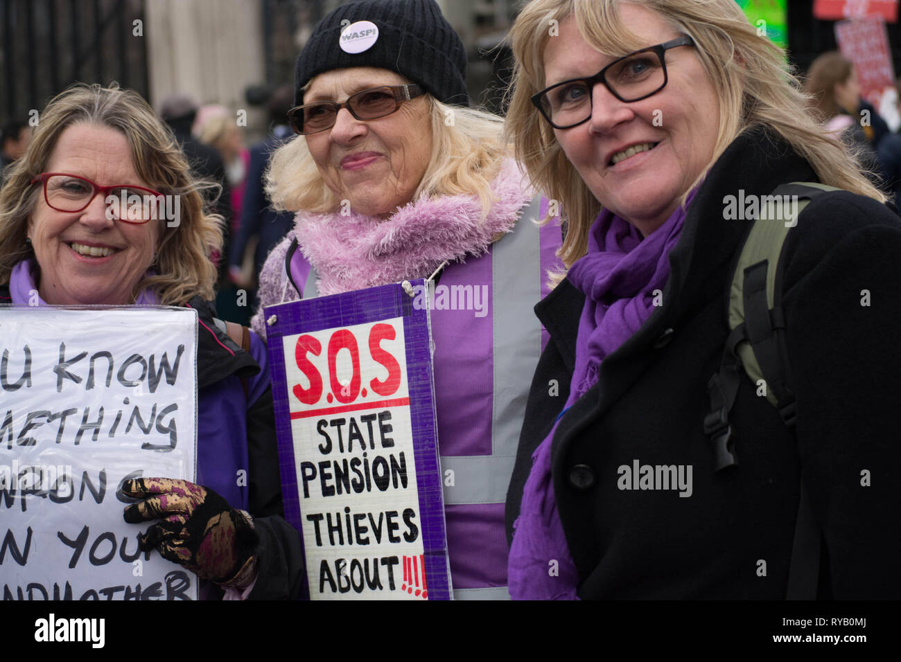Londra, Regno Unito. 13 Mar, 2019. Mercoledì 13 marzo 1pm palazzo vecchio cantiere Westminster London UK . ,Membri della campagna Waspi ha ricordato il bilancio cancellieri delle pensioni mancanti e deficit su assicurazione nazionale dal 2014 , quando dwp ministro Ian Duncan Smith fatto decisioni così drastiche e cambiamenti da allora egli stato impenitenti anche al rifiuto di incontrare i gruppi oltre le preoccupazioni, anche di essere citato come dicendo ignorarli essi andare via presto o tardi.) ? Per un pubblico nominato ministro questo era un arrogante e osservazione frivole che nega le conseguenze del suo agire. Credito: Philip Robins/Alamy Foto Stock
