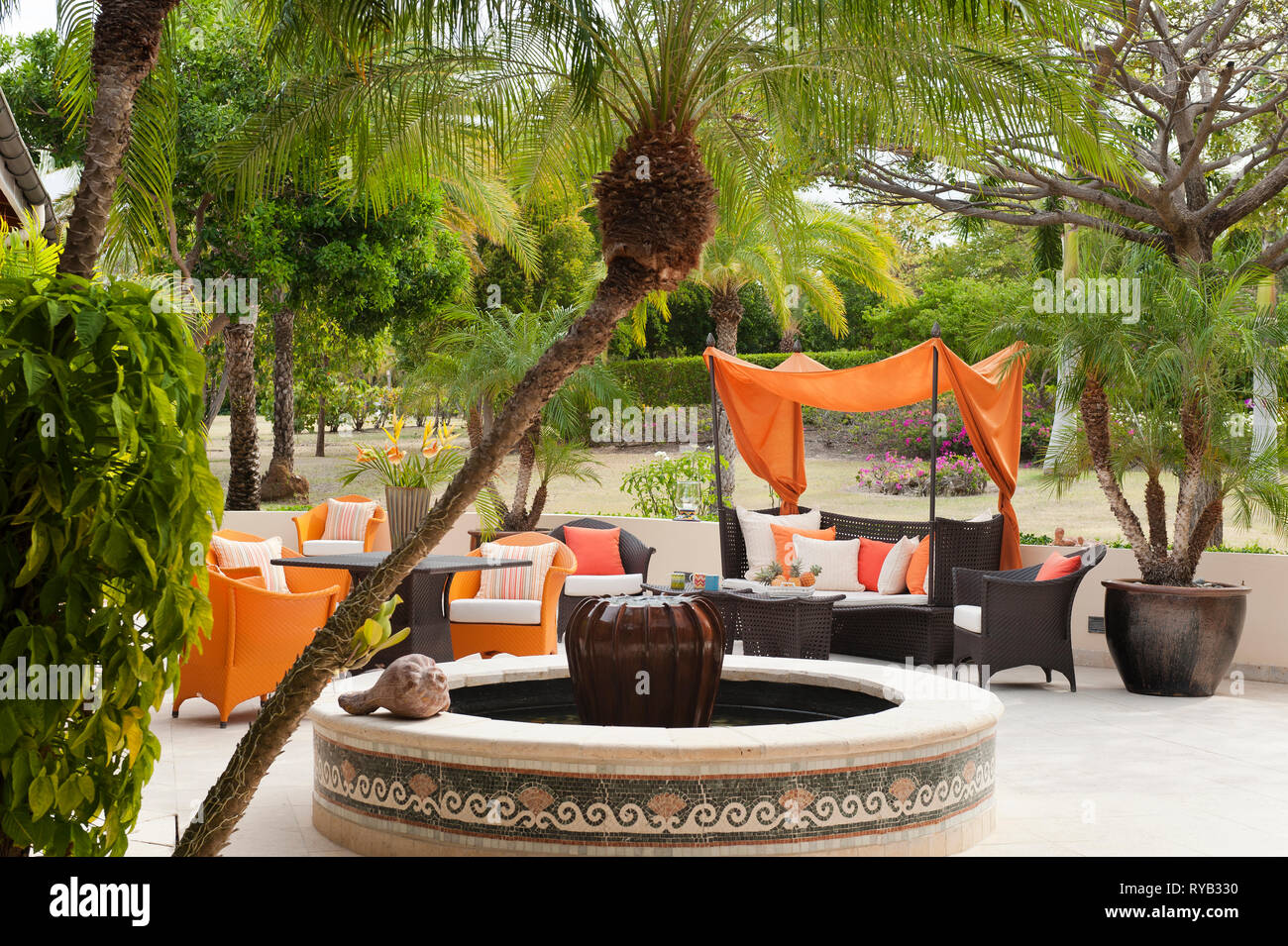 Fontana da mobili sul patio al Tamarind Cove, Antigua' Foto Stock