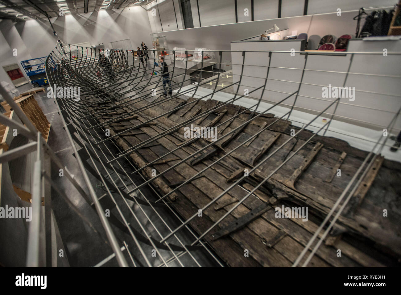 Viste di legnami superstite dal più lungo Viking nave da guerra mai trovata visualizzati nel Regno Unito per la prima volta. I blocchi sono stati scrupolosamente montati insieme come un enorme puzzle e posto all'interno di una dimensione effettiva culla in acciaio . Il lavoro di ricostruzione è da membri museo nazionale della Danimarca che sono venuti oltre al Museo specialmente. Il 37 metri di lunghezza della nave costituirà il fulcro del British Museum di BP mostra, Vichinghi: vita e leggenda. La nave, noto come Roskilde 6, è stato scavato dalle rive del fiordo di Roskilde in Danimarca durante il corso dei lavori intrapresi per sviluppare il Roski Foto Stock