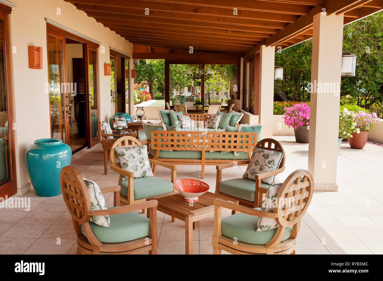 "Mangiare nel patio a Tamarind Cove, Antigua' Foto Stock
