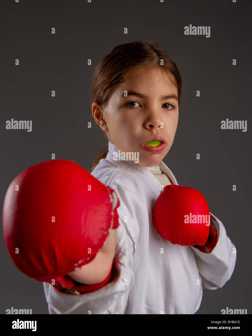 Ragazza con un cappuccio di protezione bocca Foto Stock