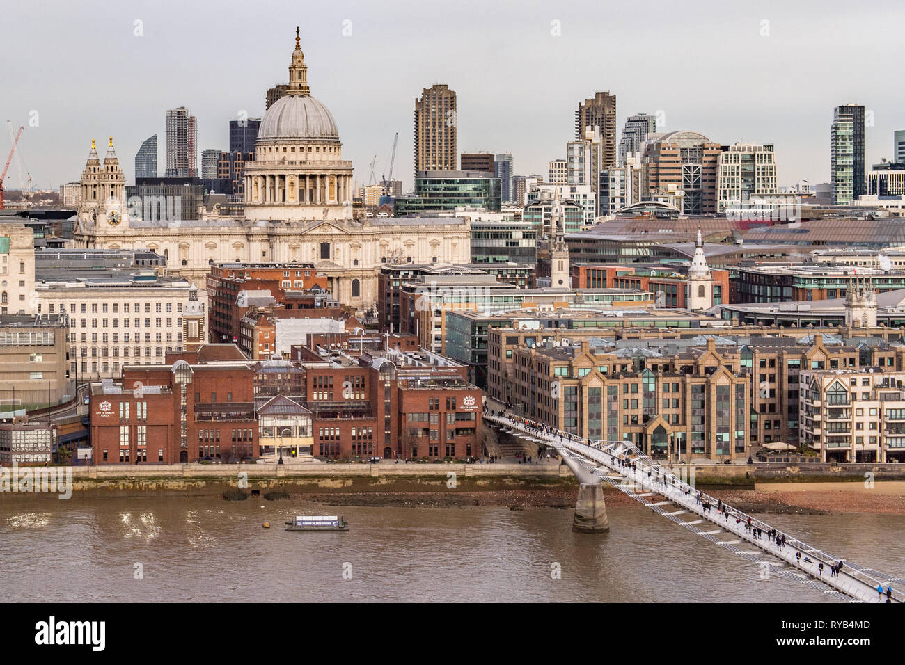 Vista del Millennium Bridge e la Cattedrale di St Paul e dal terzo piano della Tate Modern Gallery di Londra, Inghilterra Foto Stock