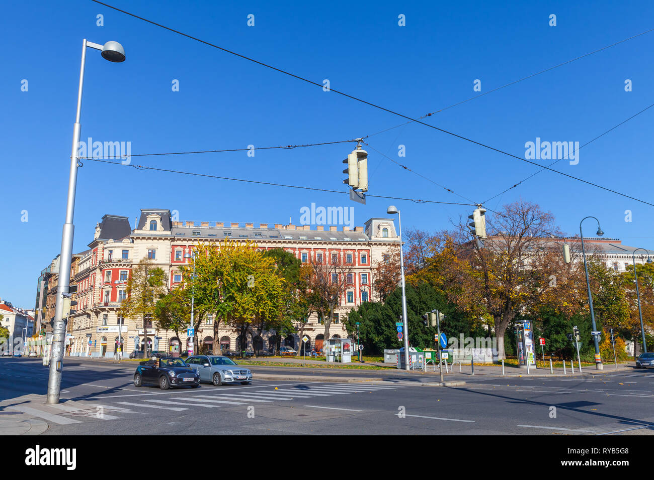 Vienna, Austria - 1 Novembre 2015: Street View di Vienna, la gente comune e le automobili sono sulla strada Foto Stock