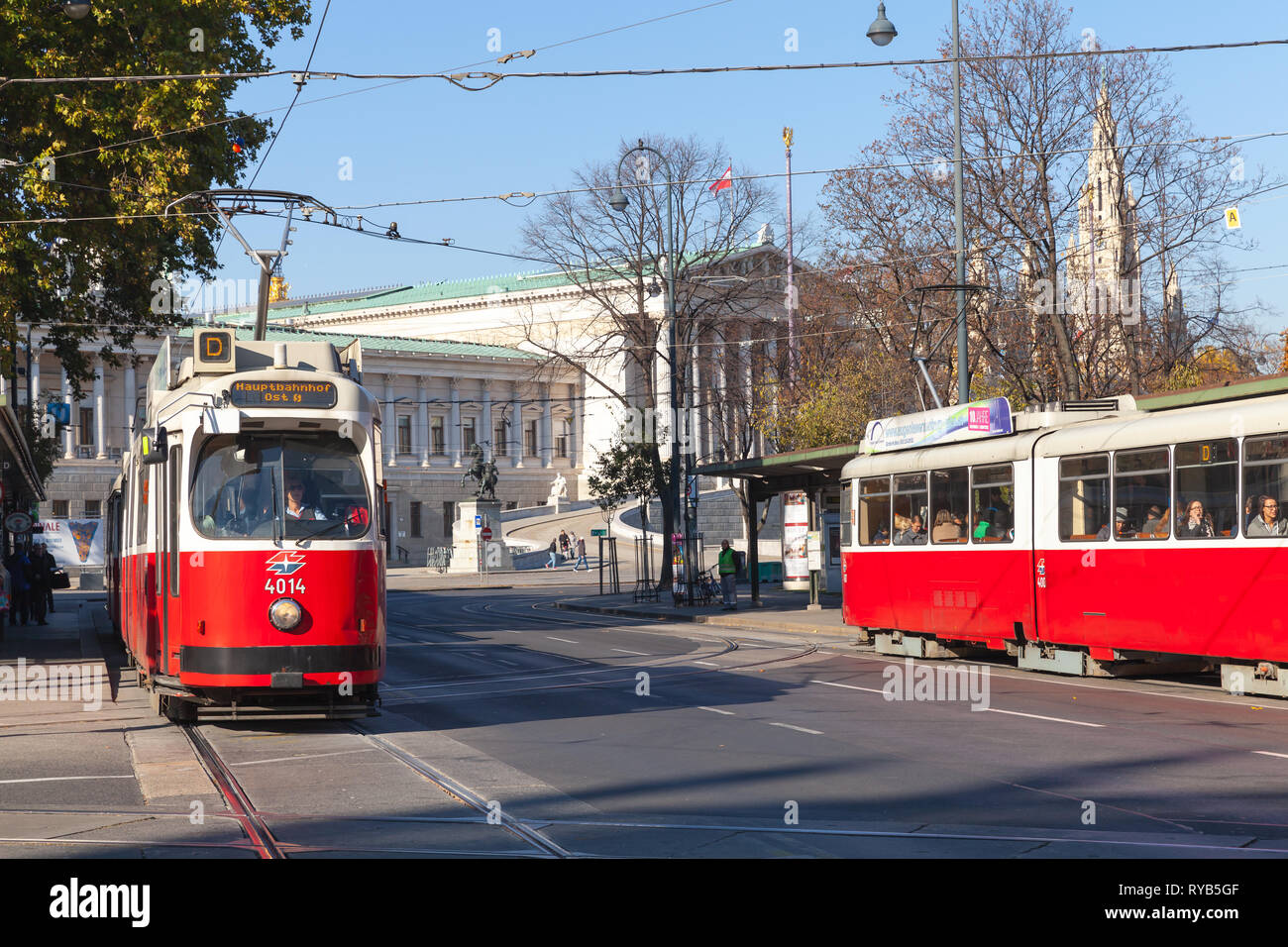 Vienna, Austria - 2 Novembre 2015: Street View di Vienna, la gente comune e rosso i tram sono sulla strada Foto Stock