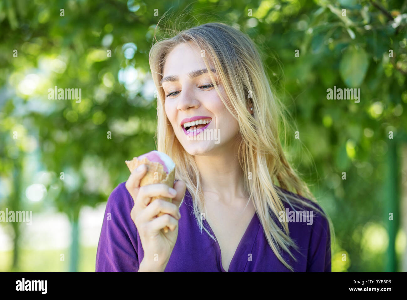 Ragazza giovane con gelato. Concetto di stile di vita, estate, cibo, vacanze Foto Stock