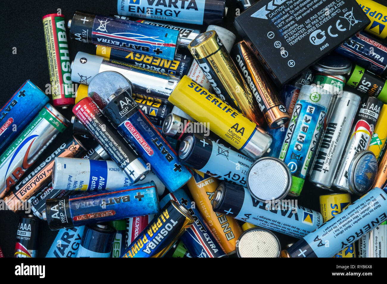 Sibiu, Romania - 17 febbraio 2019. utilizzato monouso per scaricare le batterie di varie dimensioni e colori, vista dall'alto Foto Stock