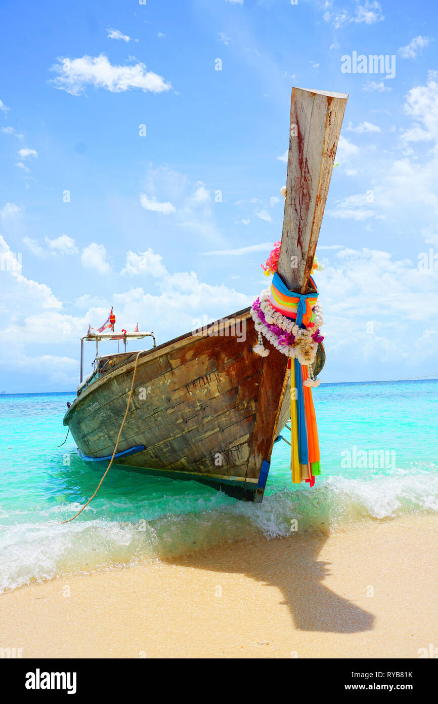 Sfondo di viaggio. Bella la Thailandia sabbia tropicale con vista spiaggia decorate con tradizionale longtail boat. Un giorno di ferie tour da Phuket a Ko Phi Phi Foto Stock