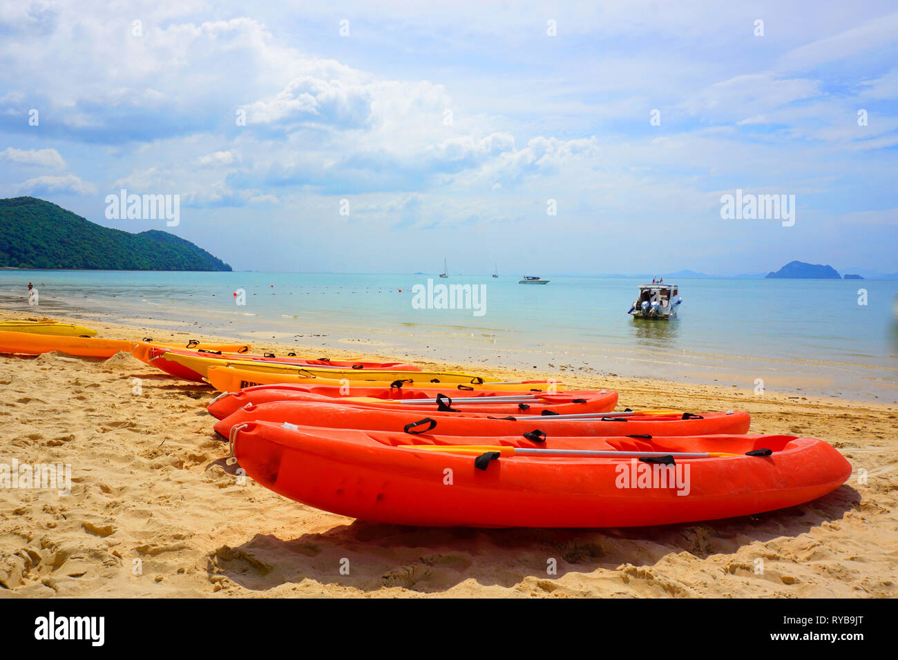 Si tratta di una barca in fibra che utilizza per il trasporto e inoltre è possibile vedere il mare, colline in background e il suo una foto cattura in corrispondenza di un'isola di Phuket, Tailandia Foto Stock