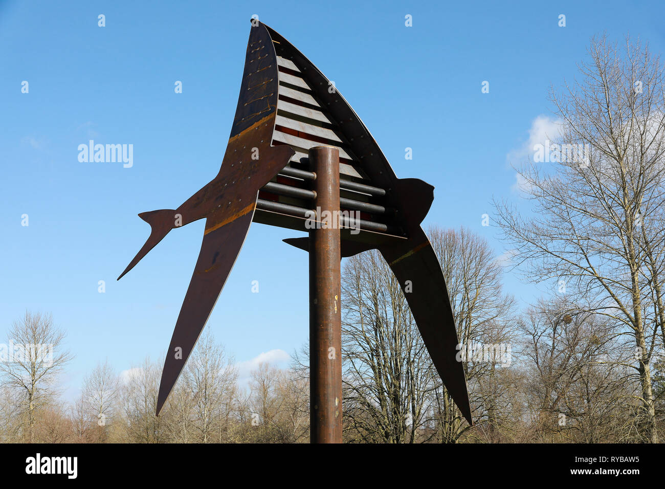 Statua di metallo swift swallow non verniciato con caselle nella parte posteriore sotto il sole su un palo in Oxford University Parks in inverno / molla Foto Stock