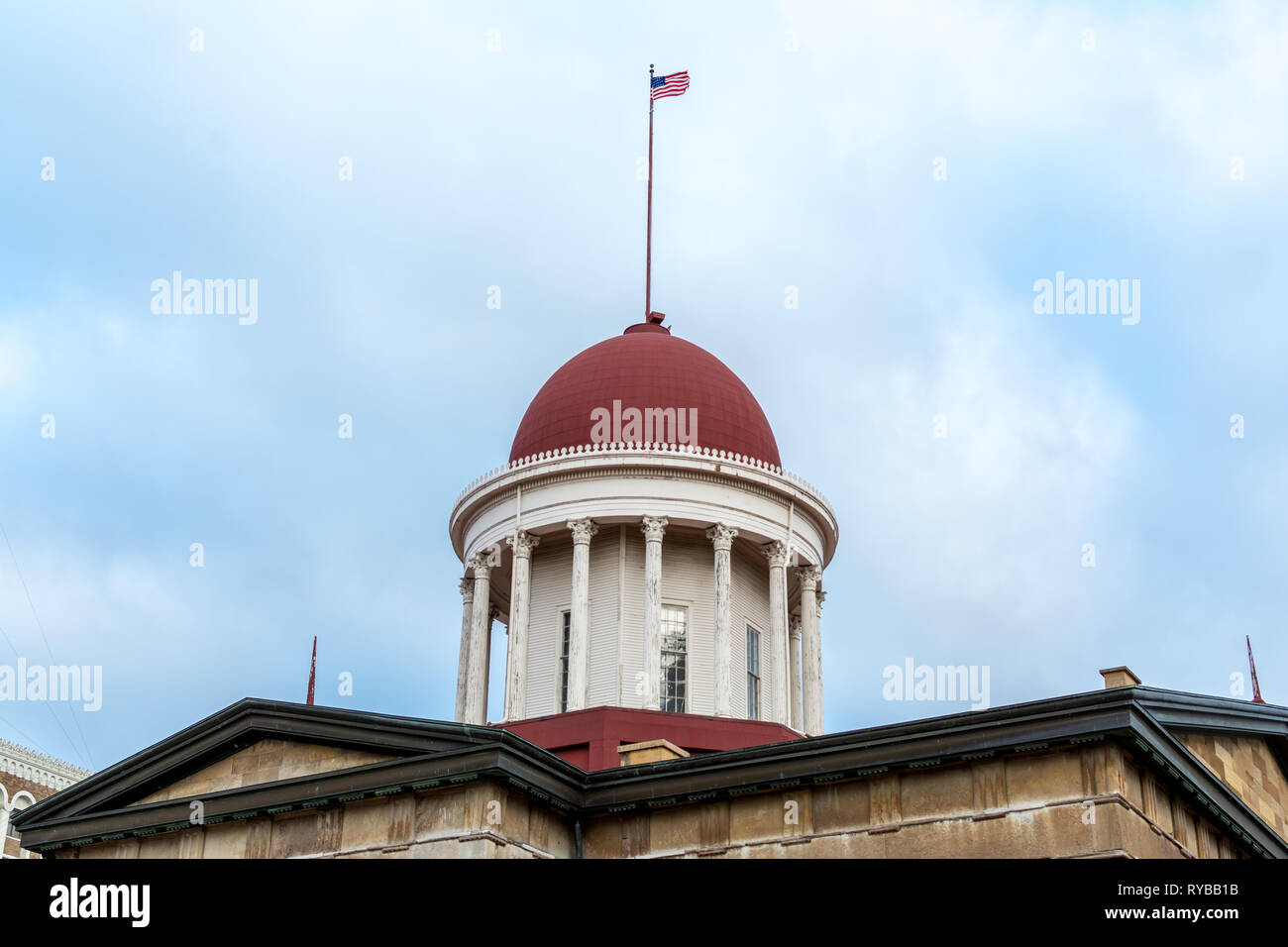 Vecchia gloria volare al di sopra della rotunda sul vecchio (originale) State Capitol Building a Springfield, Illinois. Foto Stock