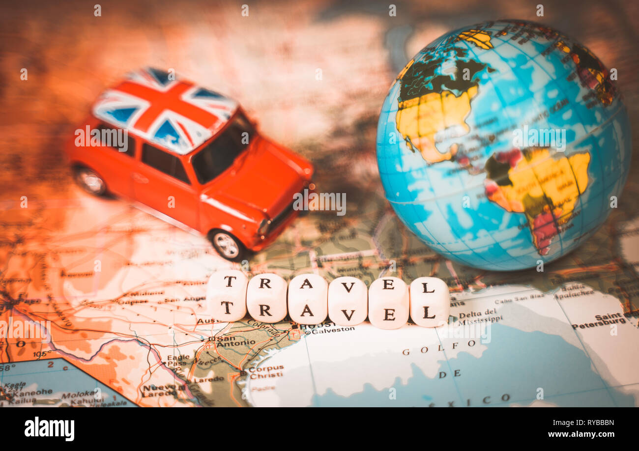 Giocattolo in miniatura auto d'epoca,una mappa mondiale di palloncino e parola di viaggio su una mappa.Travel e concetto di trasporto. Foto Stock