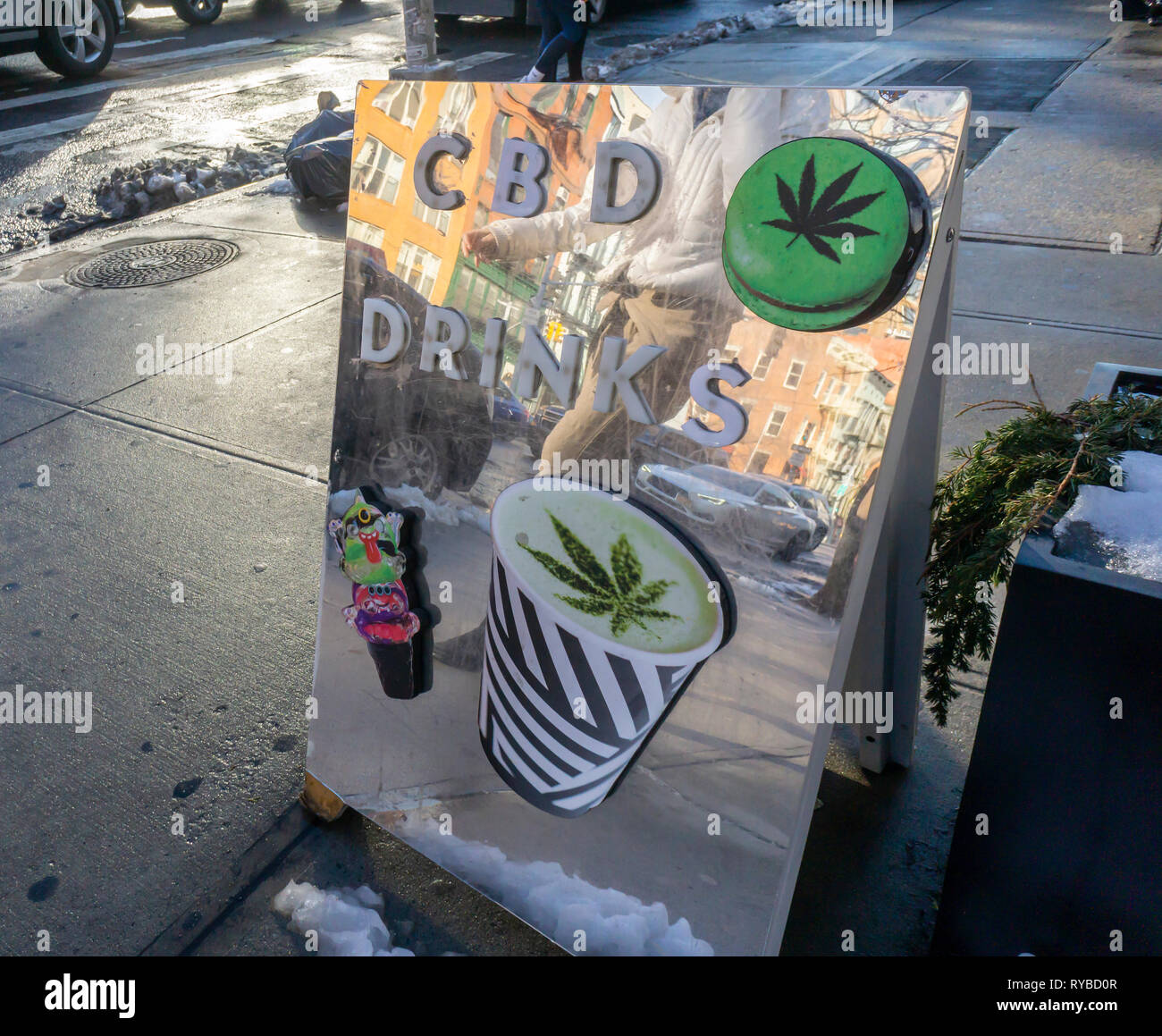 Un cafè sul Lower East Side di New York annuncia la disponibilità del CBD infusa bevande sul suo menu, visto il Sabato, 2 marzo 2019. CBD è la non psicoattivi componente della marijuana come contrari al tenore di tetraidrocannabinolo (THC) che è la roba che si ottiene alta, per non parlare di essere illegali in questo momento. (© Richard B. Levine) Foto Stock Un cafè sul Lower East Side di New York annuncia la disponibilità del CBD infusa bevande sul suo menu, visto il Sabato, 2 marzo 2019. CBD è la non psicoattivi componente della marijuana come contrari al tenore di tetraidrocannabinolo (THC) che è la roba che si ottiene alta, per non parlare di essere illegali in questo momento. (© Richard B. Levine) Foto Stock