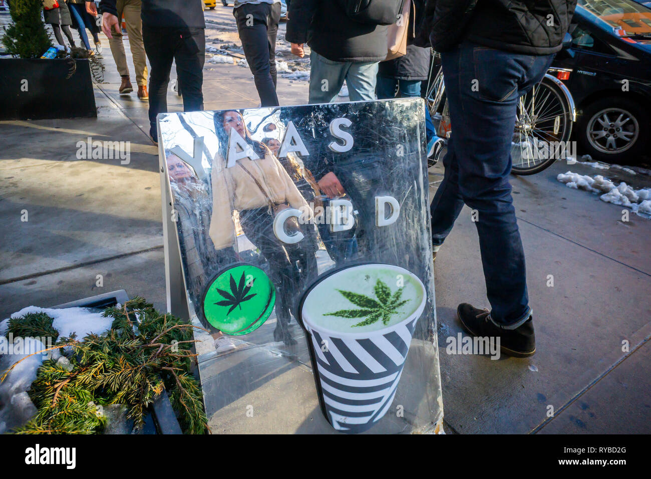 Un cafè sul Lower East Side di New York annuncia la disponibilità del CBD infusa bevande sul suo menu, visto il Sabato, 2 marzo 2019. CBD è la non psicoattivi componente della marijuana come contrari al tenore di tetraidrocannabinolo (THC) che è la roba che si ottiene alta, per non parlare di essere illegali in questo momento. (© Richard B. Levine) Foto Stock Un cafè sul Lower East Side di New York annuncia la disponibilità del CBD infusa bevande sul suo menu, visto il Sabato, 2 marzo 2019. CBD è la non psicoattivi componente della marijuana come contrari al tenore di tetraidrocannabinolo (THC) che è la roba che si ottiene alta, per non parlare di essere illegali in questo momento. (© Richard B. Levine) Foto Stock