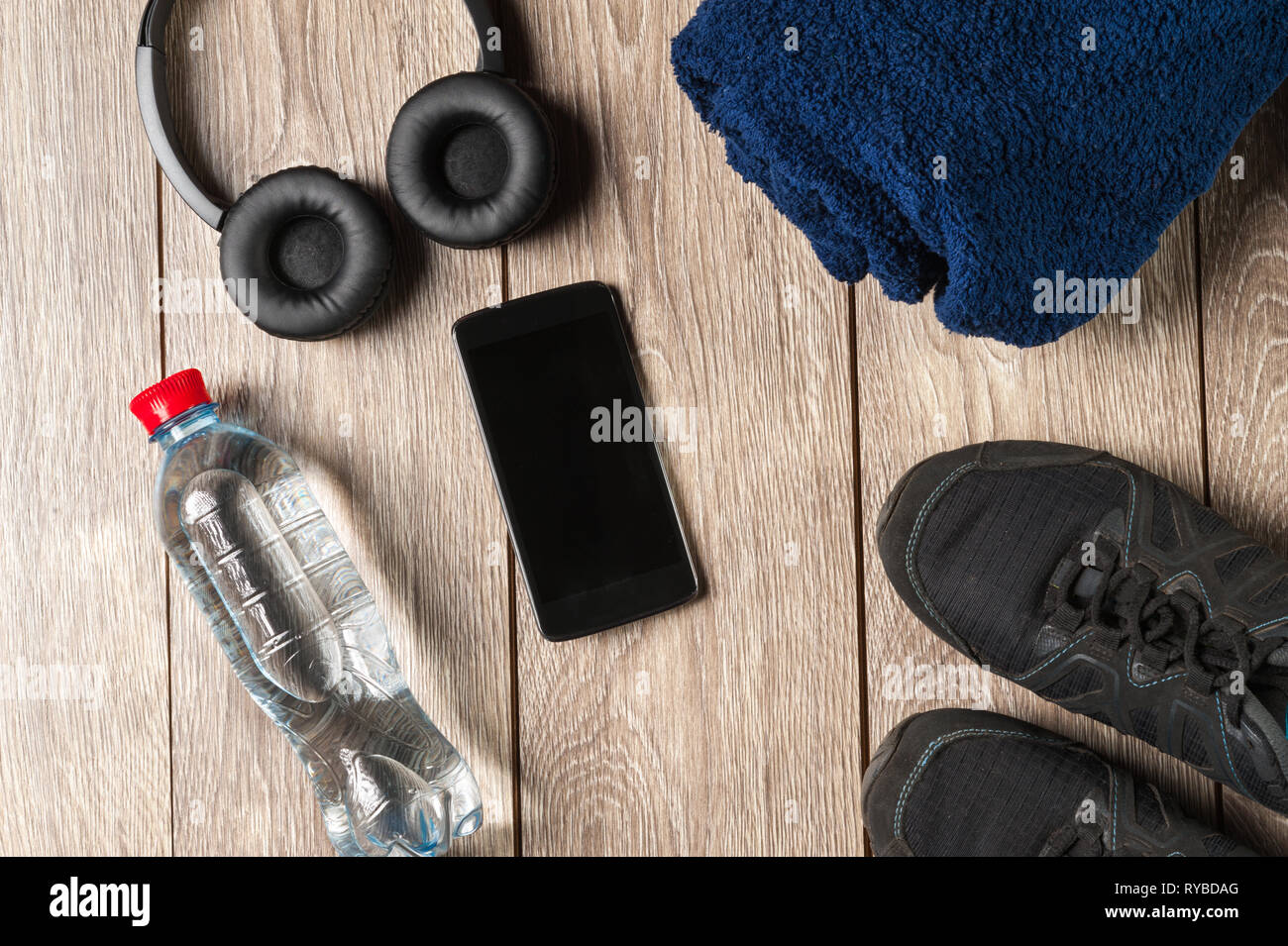 Appartamento laici accessori per lo sport di acqua in bottiglia con le cuffie Foto Stock