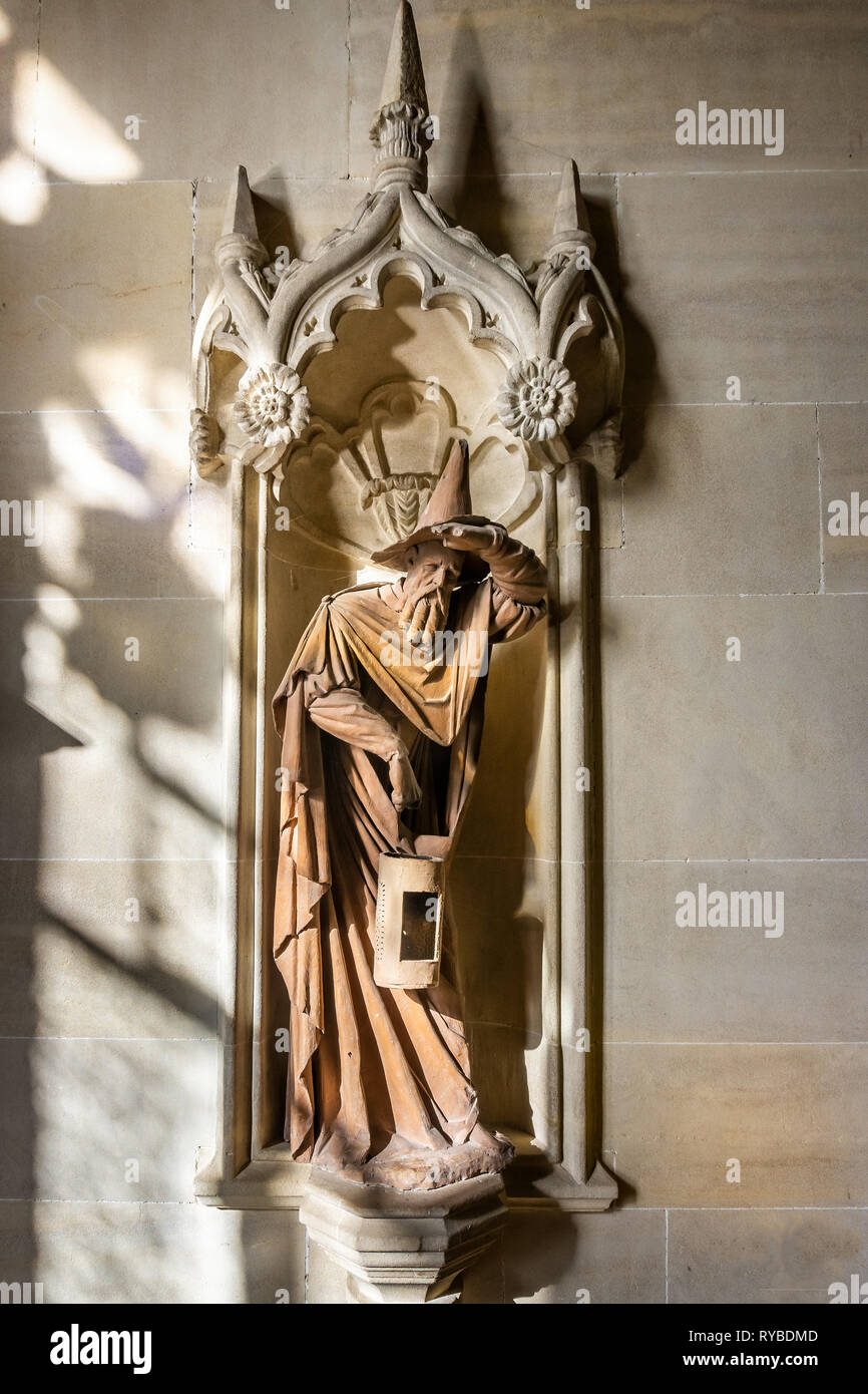 Statua di monaci guardando come Gandalf il Wizard in Lacock Abbey, Wiltshire, Regno Unito il 10 marzo 2019 Foto Stock