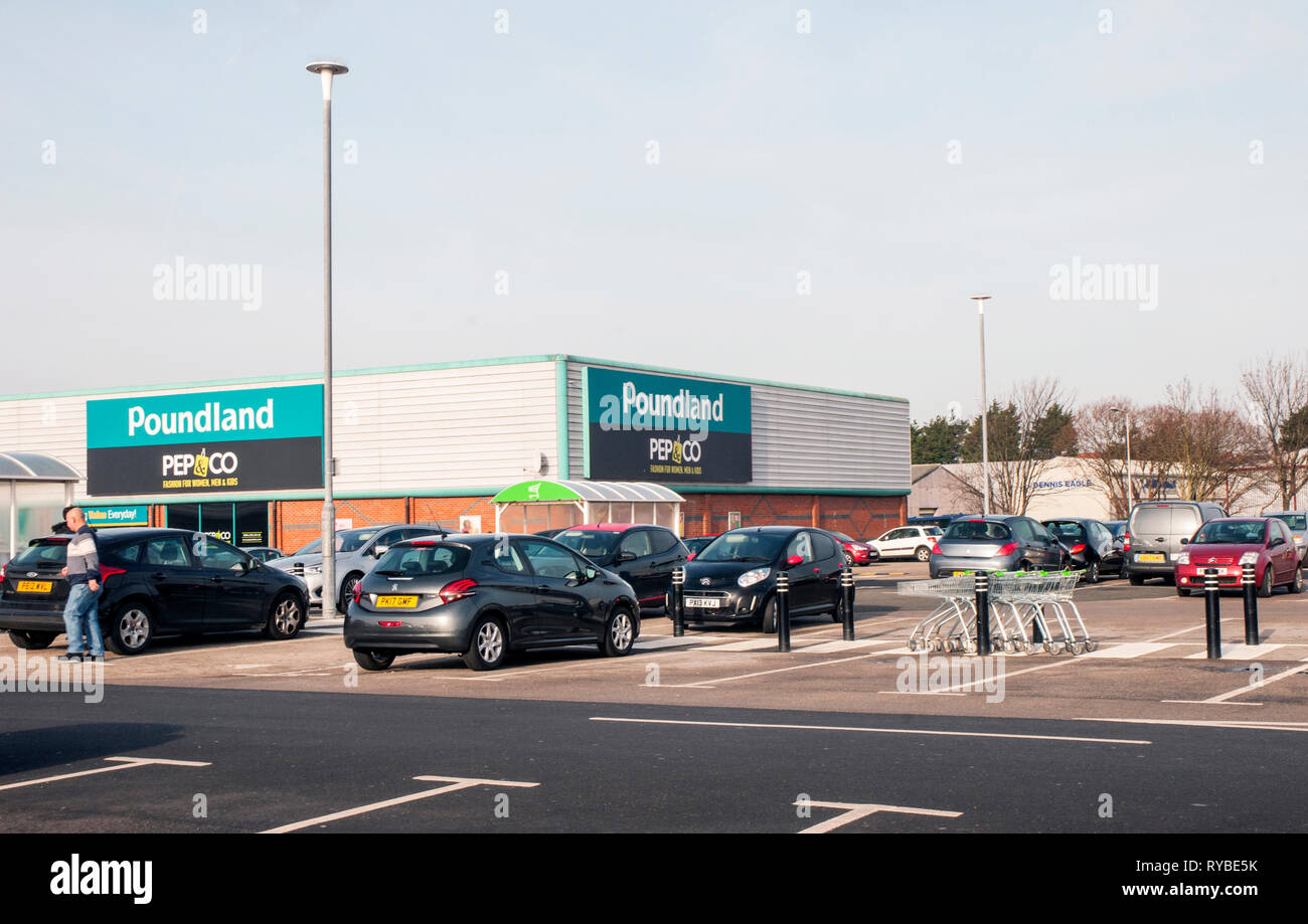 Poundland store sul Ciliegio Retail Park Cherry Tree Road Blackpool Lancashire England Regno Unito Foto Stock