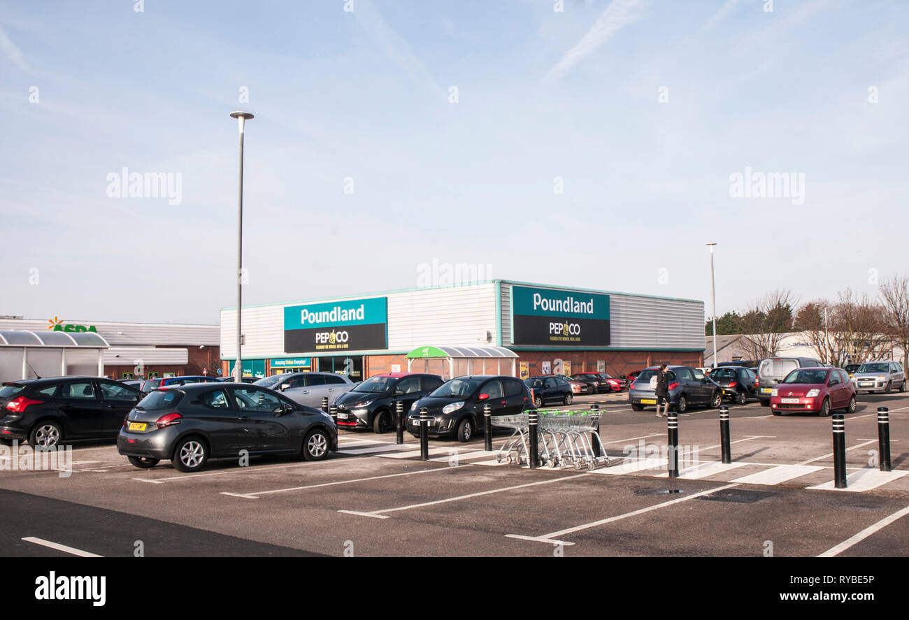 Poundland store sul Ciliegio Retail Park Cherry Tree Road Blackpool Lancashire England Regno Unito Foto Stock