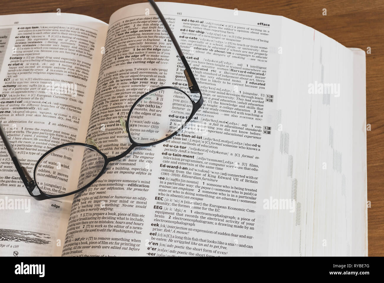 Longman Dizionario Di Inglese Contemporaneo Terza Edizione Aperto Su Un Tavolo Di Legno Con Gli Occhiali Su Di Esso Foto Stock Alamy