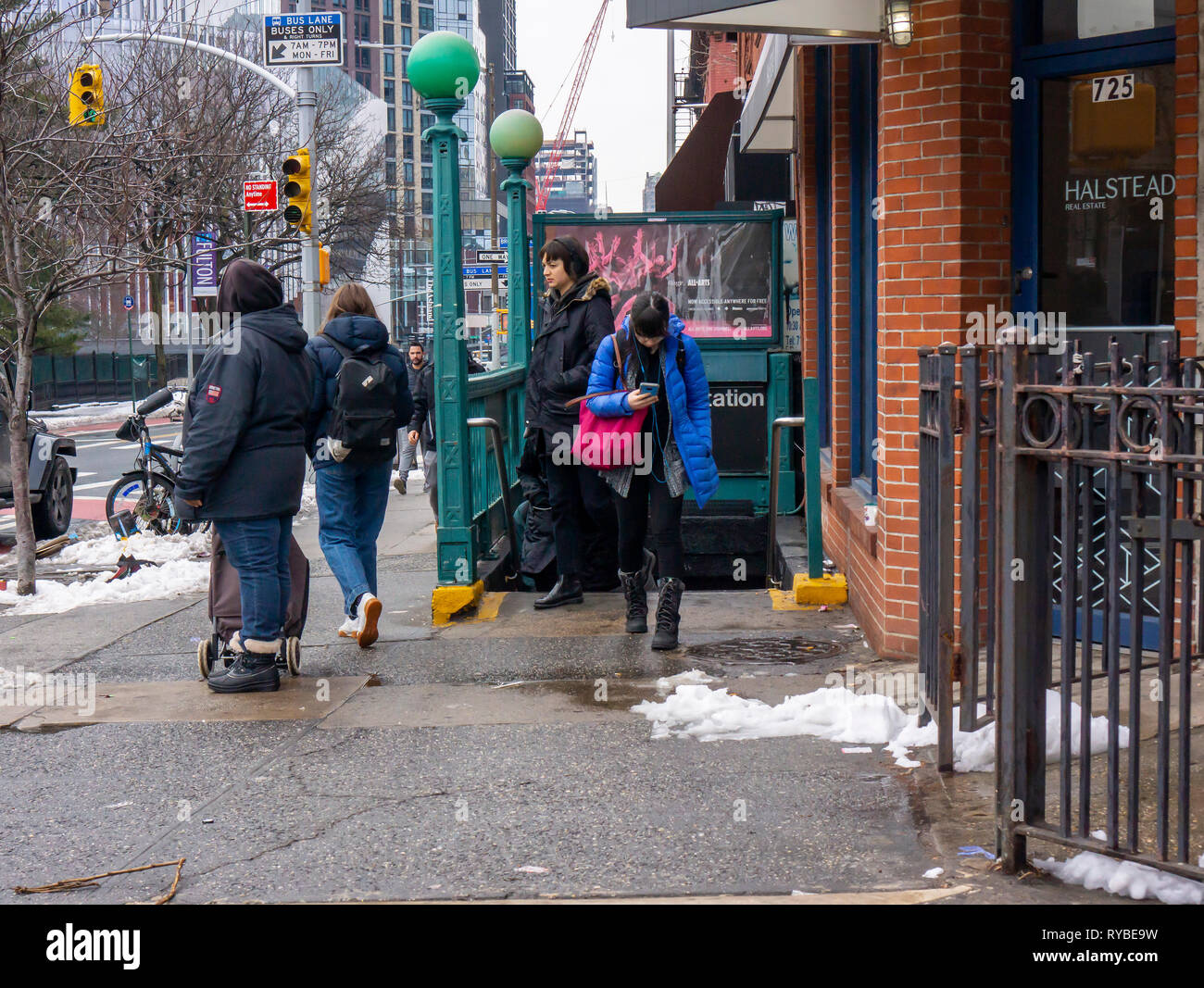 Millennial lasciare il Fulton Street station in Fort Greene quartiere di Brooklyn a New York Sabato, 2 marzo 2019. (Â© Richard B. Levine) Foto Stock