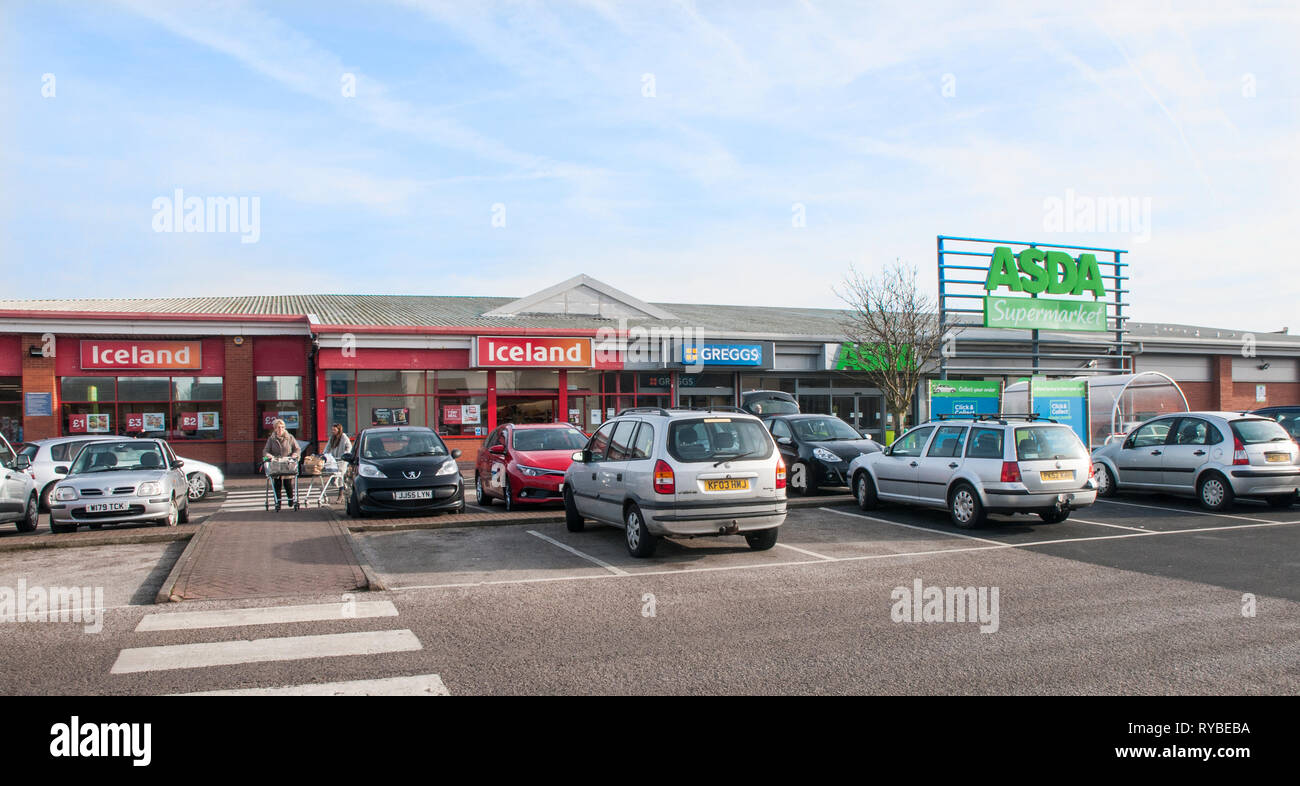 Islanda e Greggs Asda sulla South Shore Business Park Vicarage Lane Blackpool Lancashire England Regno Unito Foto Stock